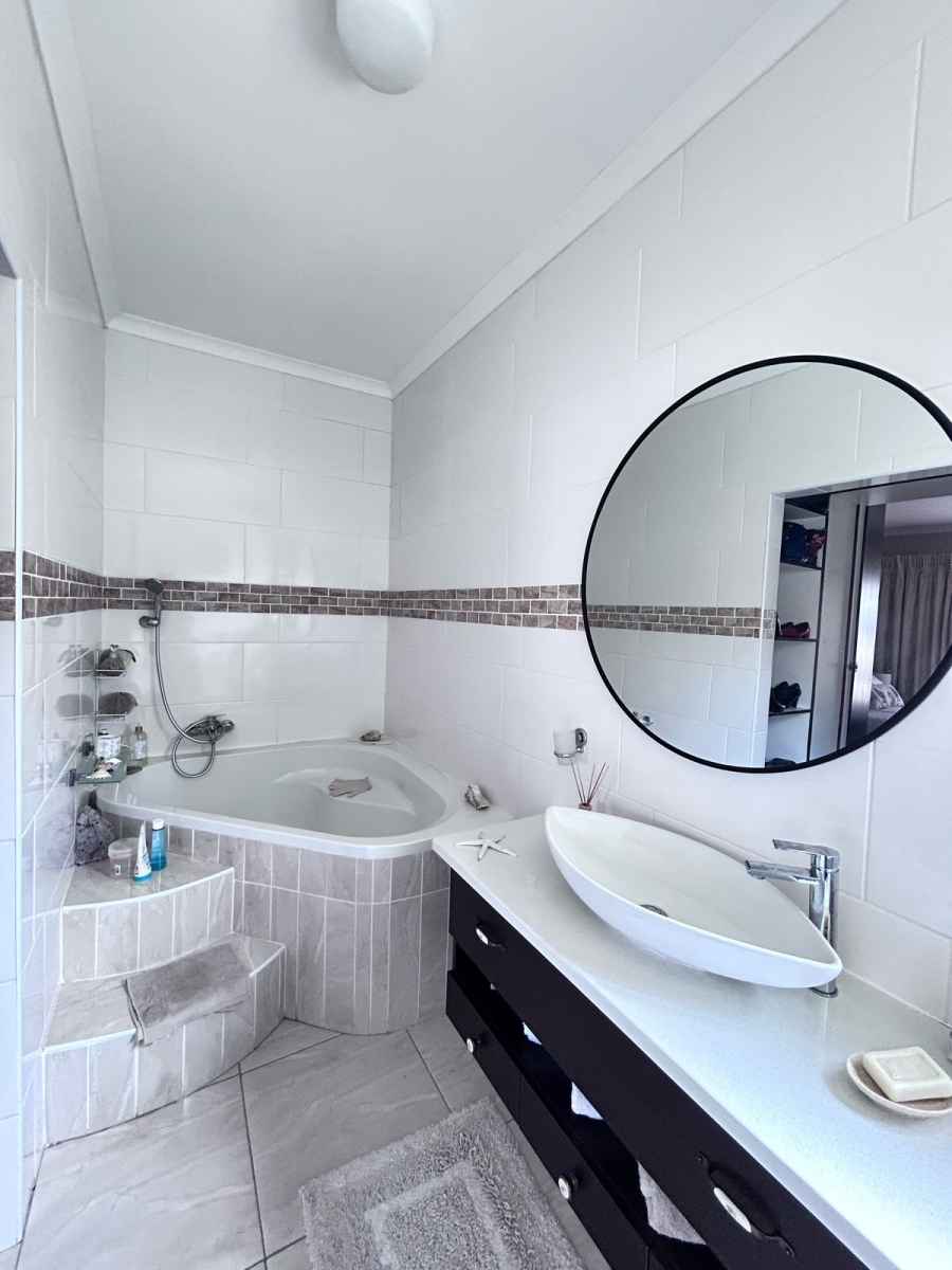 3 Bedroom Property for Sale in Cove Rock Eastern Cape